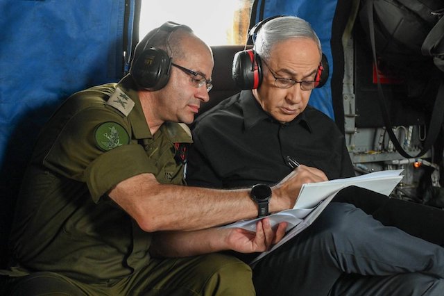 Le Premier ministre israélien Benjamin Netanyahu visite le quartier général du Commandement Nord d'Israël, le 23 mai 2024. Photo : Ma'ayan Toaf/GPO/dpa Asharq Al Awsat
