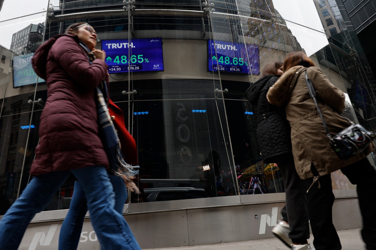 Les informations boursières de Trump Media & Technology Group sont affichées sur un téléviseur au Nasdaq Marketplace le 26 mars 2024 à New York. (Photo by Michael M. Santiago/ Getty Images via AFP)
