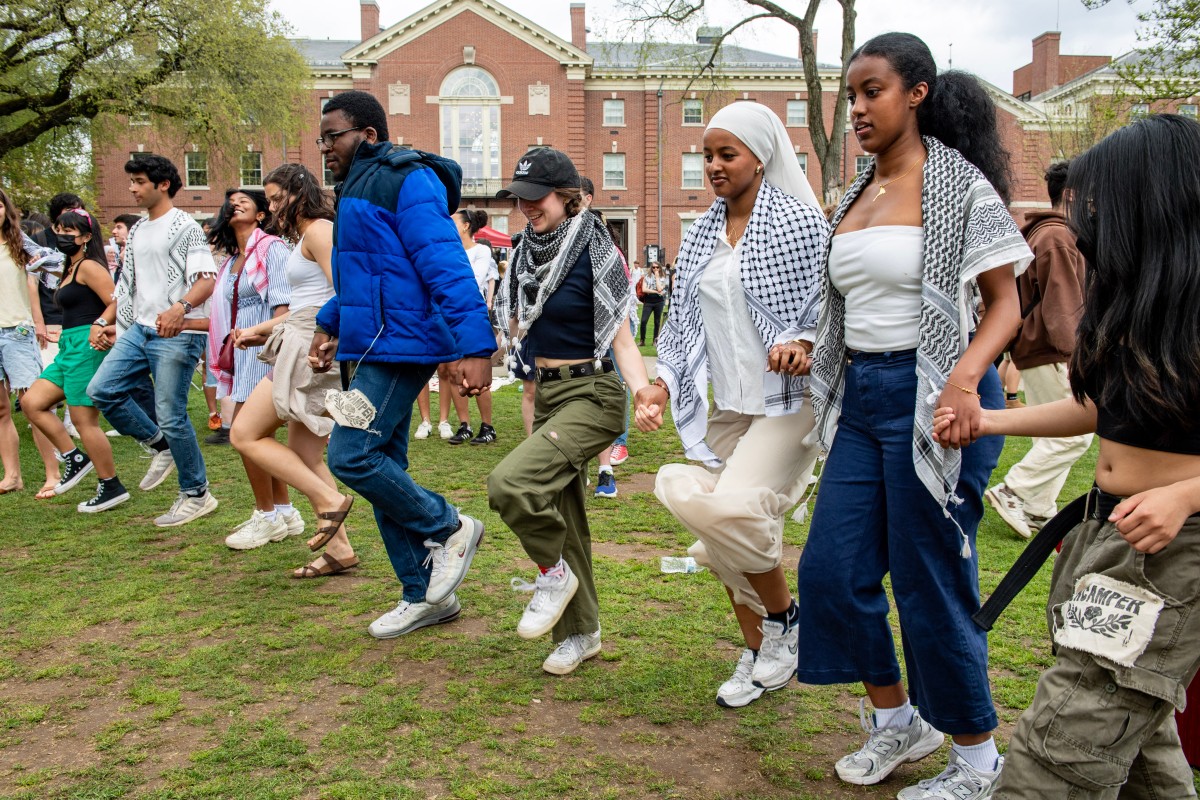 Des étudiants et des militants pro-palestiniens dansent lors d'un rassemblement dans un campement sur le campus de l'université Brown à Providence, Rhode Island, le 29 avril 2024. La Maison Blanche a insisté le 28 avril sur le fait que les manifestations pro-palestiniennes qui ont secoué les universités américaines ces dernières semaines devaient rester pacifiques, après que la police a arrêté environ 275 personnes sur quatre campus différents au cours du week-end. (Photo : Joseph Prezioso / AFP)