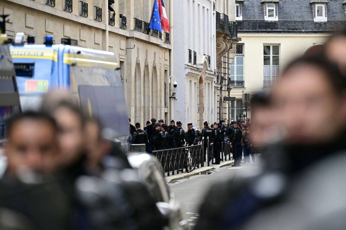Des gendarmes français évacuent des manifestants qui organisent un sit-in pro-Gaza dans le hall d'entrée de l'Institut d'études politiques (Sciences Po Paris) à Paris, le 3 mai 2024. (Photo Miguel Medina AFP)