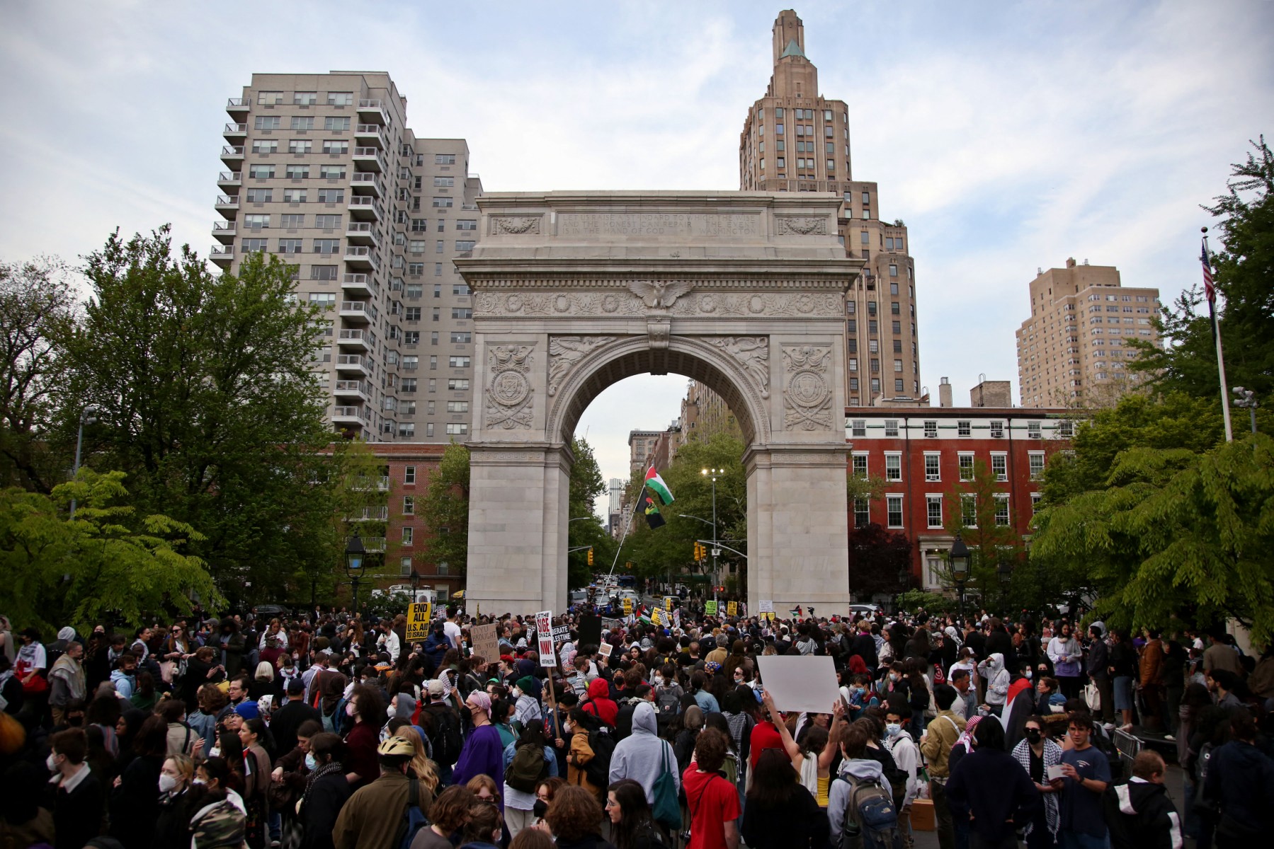 Une marche pro-palestinienne arrive à Washington Square Park alors que les gens assistent à un "Shabbat de solidarité d'urgence" en soutien aux Palestiniens à New York City le 3 mai 2024. (Photo par Leonardo Munoz / AFP)