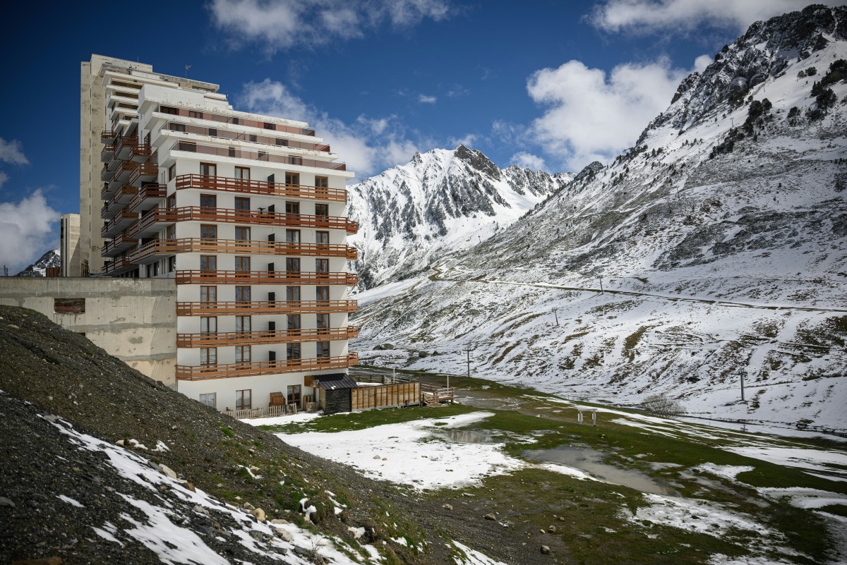 Cette photographie, prise le 2 mai 2024, montre une vue de la station de ski du Grand Tourmalet - La Mongie dans les montagnes des Pyrénées, dans le sud-ouest de la France. Pour poursuivre la visite d'État du président chinois en France, Emmanuel Macron et XI Jinping, se rendront dans les Hautes-Pyrénées le 7 mai 2024, pour un déjeuner au restaurant "L'Etape du Berger" situé sur les pistes de la station de ski. (Photo de Lionel Bonaventure AFP)