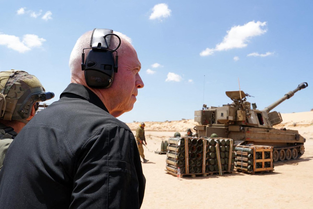 Cette photo diffusée par l'armée israélienne le 7 mai 2024 montre le ministre israélien de la Défense Yoav Gallant avec des soldats près d'un obusier d'artillerie automoteur lors d'une visite à une position le long de la frontière avec la bande de Gaza près de Rafah. (Photo de l'armée israélienne / AFP)