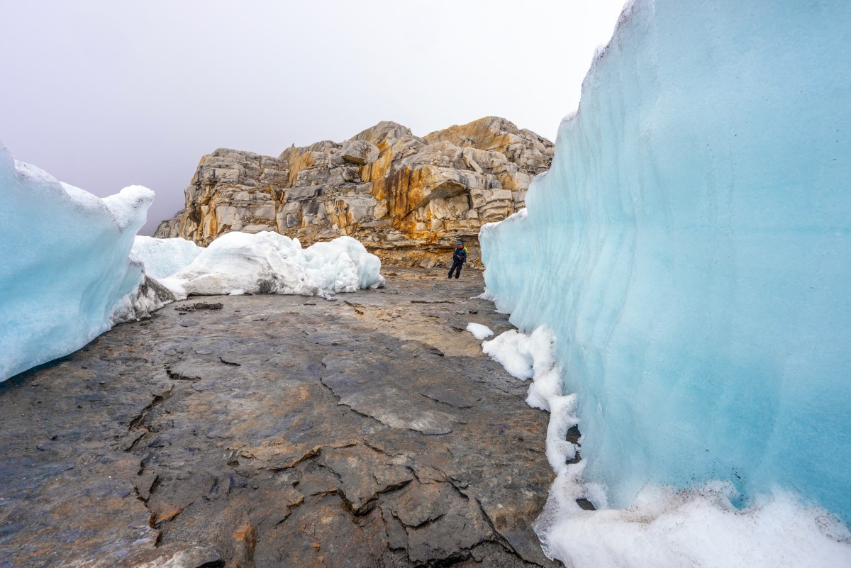 Un touriste explore le glacier Ritacuba Blanco dans le parc naturel national El Cocuy, dans la province de Boyaca, en Colombie, le 19 avril 2024. Le glacier Ritacuba Blanco, l'un des plus hauts sommets enneigés de Colombie, devrait être recouvert d'un manteau de neige homogène. Mais un brutal phénomène El Niño l'a fait fondre et a révélé de gigantesques crevasses, signe de son agonie. (Photo de Luis Acosta AFP)