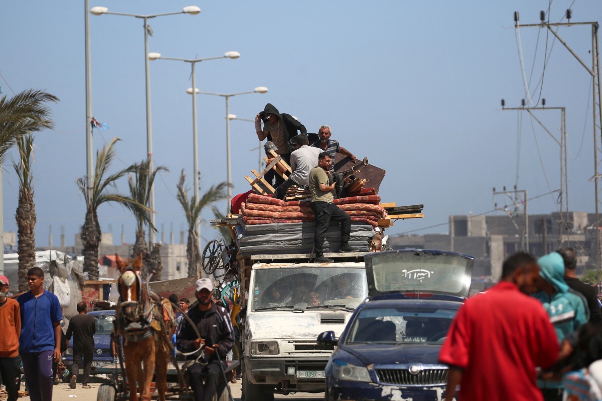 Des Palestiniens déplacés transportent leurs biens à l'arrière d'un camion alors qu'ils fuient al-Mawasi vers une zone plus sûre à Rafah, dans le sud de la bande de Gaza, le 9 mai 2024, dans le cadre du conflit actuel entre Israël et les militants du mouvement Hamas. (Photo par AFP)