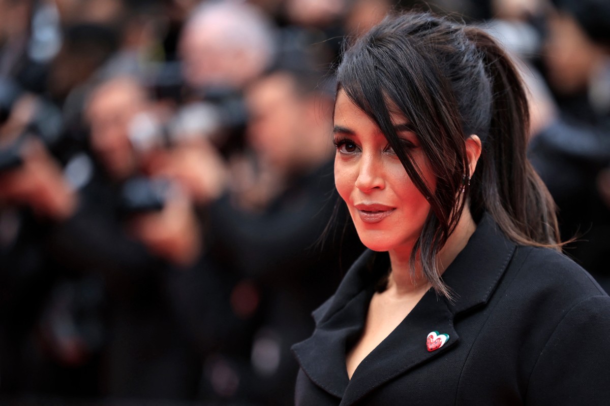 L'actrice française Leila Bekhti porte un badge en forme de pastèque palestinienne alors qu'elle arrive à la projection du film "Furiosa : A Mad Max Saga" lors de la 77e édition du Festival de Cannes à Cannes, dans le sud de la France, le 15 mai 2024. (Photo Valery Hache AFP)