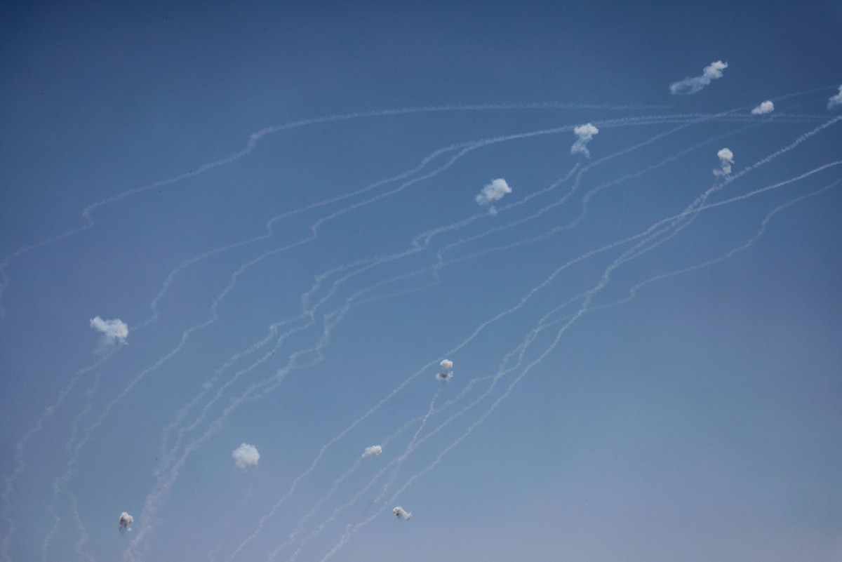 Des roquettes tirées depuis le sud du Liban sont interceptées par le système de défense aérienne israélien Iron Dome au-dessus du plateau du Golan annexé par Israël, le 17 mai 2024, alors que des affrontements transfrontaliers se poursuivent entre les troupes israéliennes et les combattants du Hezbollah. (Photo Jalaa Marey AFP)
