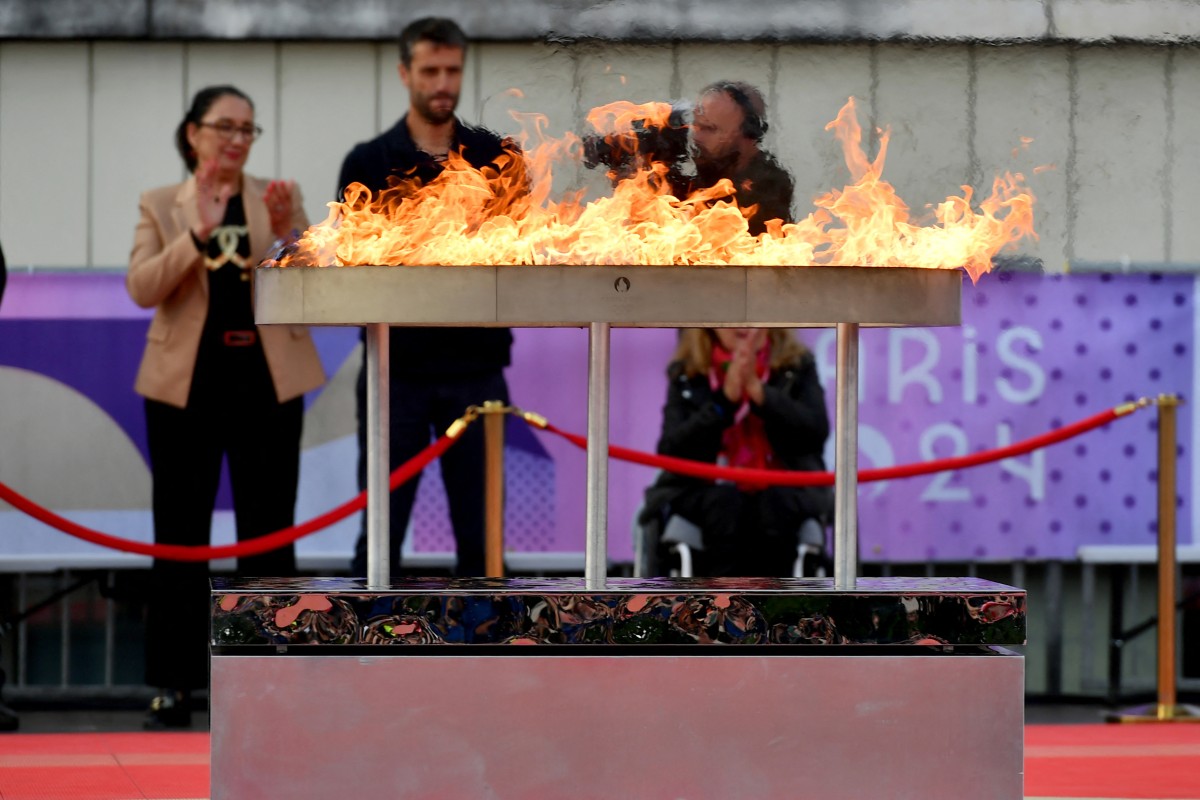 Cannes: la flamme olympique, star des marches