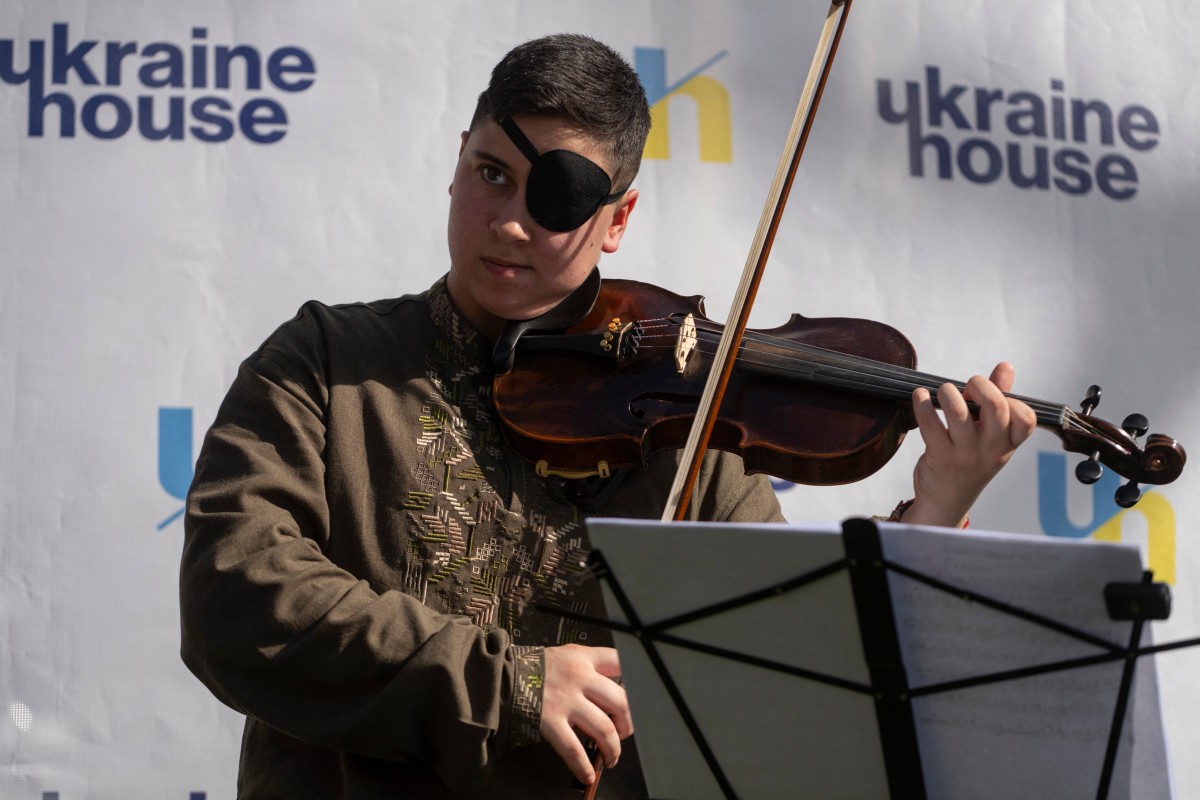 Olha Rukavishnikova, violoniste et membre de Cultural Forces, s'échauffe avant de se produire avec d'autres membres de son équipe devant un public à Washington, DC, le 21 mai 2024. (Photo Roberto Schmidt AFP)
