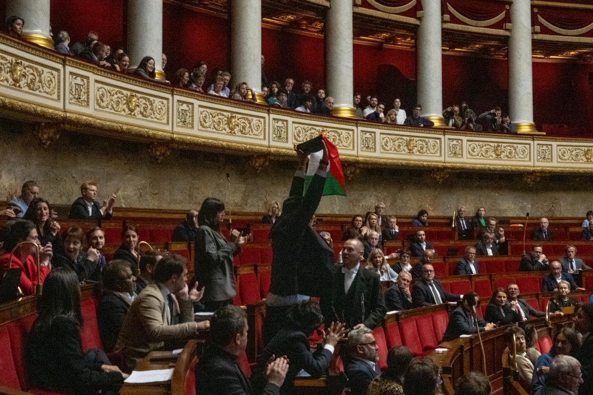 Gaza: un député LFI brandit un drapeau palestinien, tumulte et exclusion à l'Assemblée