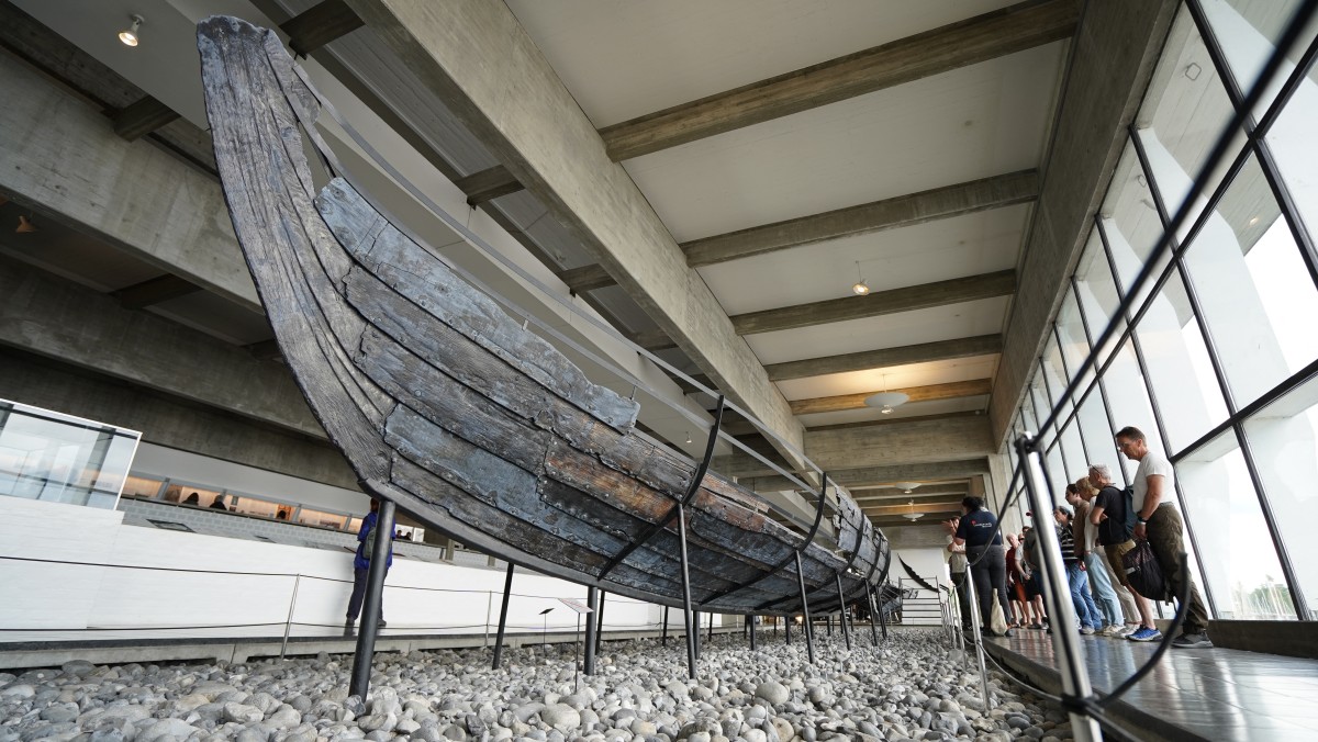 Au Danemark, des forgerons travaillent à la reconstitution d'un bateau viking