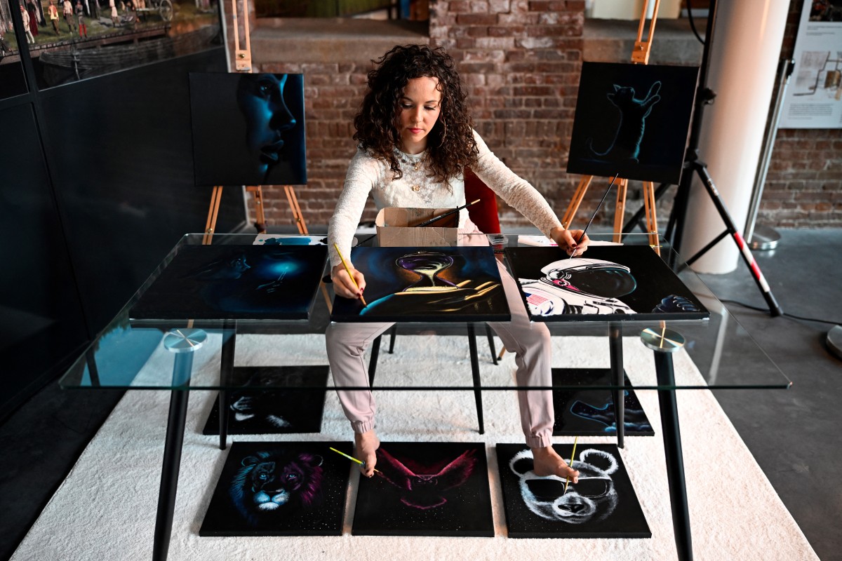 «Juste un défi»: une artiste peint avec ses mains et ses pieds dix tableaux simultanément