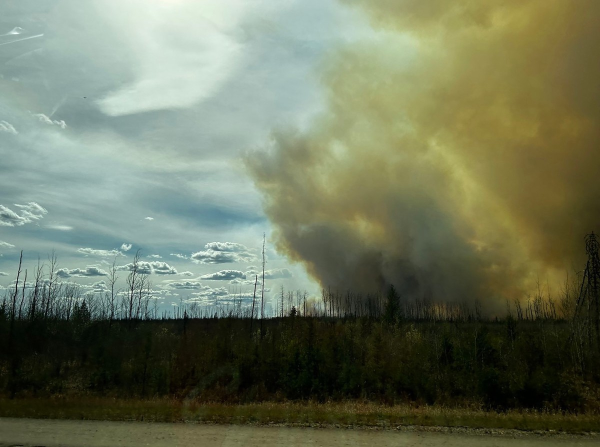 Un feu de forêt menace une ville pétrolière de l'ouest du Canada, nouvelles évacuations