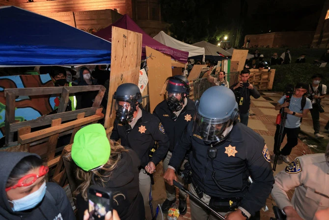 Des agents de la CHP marchent près d'un campement de partisans des Palestiniens de Gaza, sur le campus de l'UCLA, à Los Angeles, Californie, États-Unis, le 1er mai 2024. (Reuters)