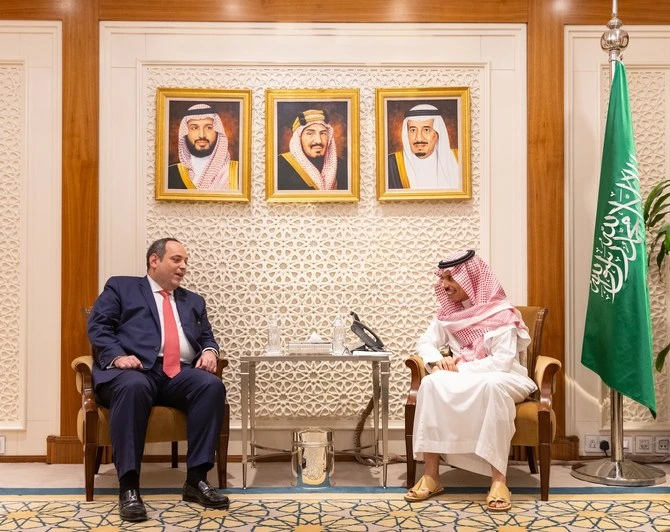 Le ministre saoudien des Affaires étrangères discute des préparatifs de l’Expo 2030 avec le chef du BIE