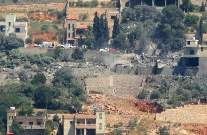 Les services d’urgence arrivent sur le site d’une frappe aérienne israélienne sur le village de Khiam, au sud du Liban, le 8 mai 2024. (AFP)