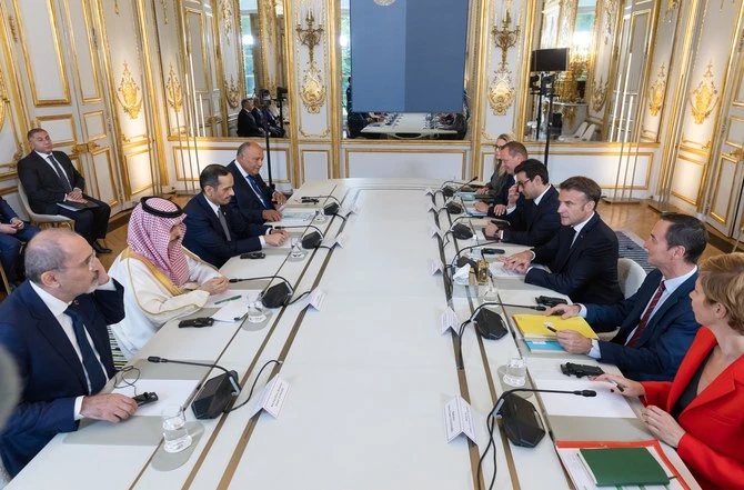 Le ministre saoudien des Affaires étrangères, le prince Faisal bin Farhan, a rencontré le ministre français de l'Europe et des Affaires étrangères, Stéphane Sejourne, vendredi à Paris. (X/@KSAMOFA)