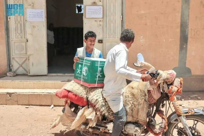 Au Yémen, 897 colis alimentaires ont été distribués à Al-Abr, profitant à 6 237 personnes, dans le cadre de l'initiative humanitaire du Royaume. (SPA)