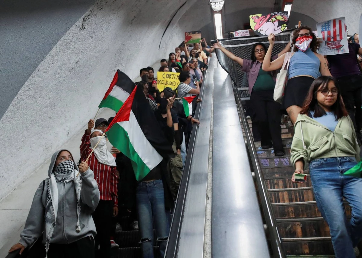 Des manifestants se rassemblent et tiennent des drapeaux palestiniens à l'intérieur d'un métro lors d'une manifestation de soutien aux Palestiniens, à Mexico, au Mexique, le 8 mai 2024. REUTERS/Henry Romero