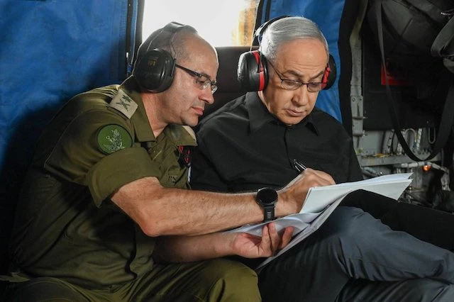 Le Premier ministre israélien Benjamin Netanyahu visite le quartier général du Commandement Nord d'Israël, le 23 mai 2024. Photo : Ma'ayan Toaf/GPO/dpa Asharq Al Awsat