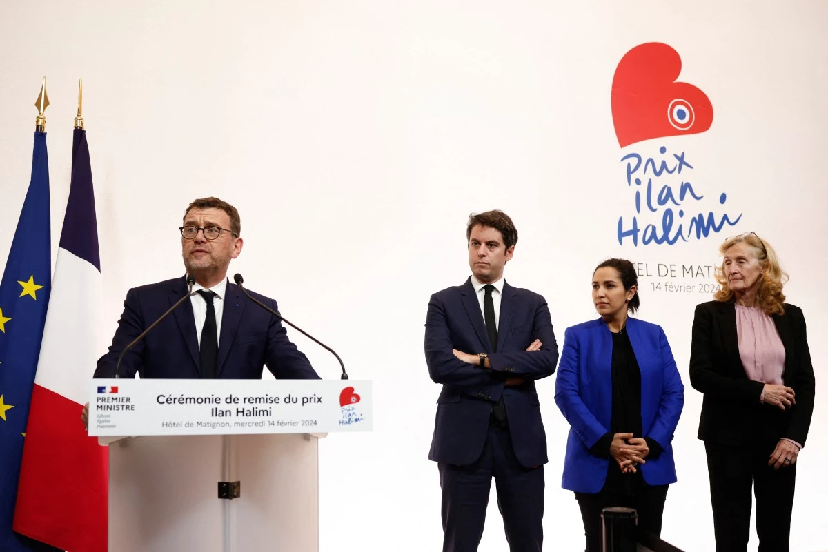 Le Premier ministre français Gabriel Attal, la ministre déléguée à l'Enfance, à la Jeunesse et à la Famille Sarah El Hairy et la ministre de l'Education nationale et de la Jeunesse Nicole Belloubet écoutent le délégué interministériel à la lutte contre le racisme, l'antisémitisme et la haine anti-LGBT (DILCRAH) Olivier Klein (à gauche) prononcer un discours lors de la cérémonie de remise du prix Ilan Halimi pour la lutte contre le racisme et l'antisémitisme, à l'hôtel Matignon à Paris, le 14 février 2024. (Photo Yoan Valat Pool AFP)