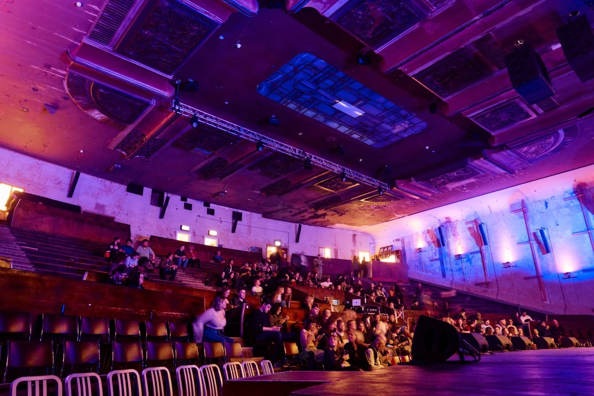 Des personnes attendent le début d'un spectacle au EartH Theatre de Londres, le 3 mai 2024. Les salles de concert au Royaume-Uni sont confrontées à une tempête parfaite, avec une hausse des coûts - notamment de l'électricité et du loyer - coïncidant avec une baisse du pouvoir d'achat des clients. (Photo Benjamin Cremel AFP)