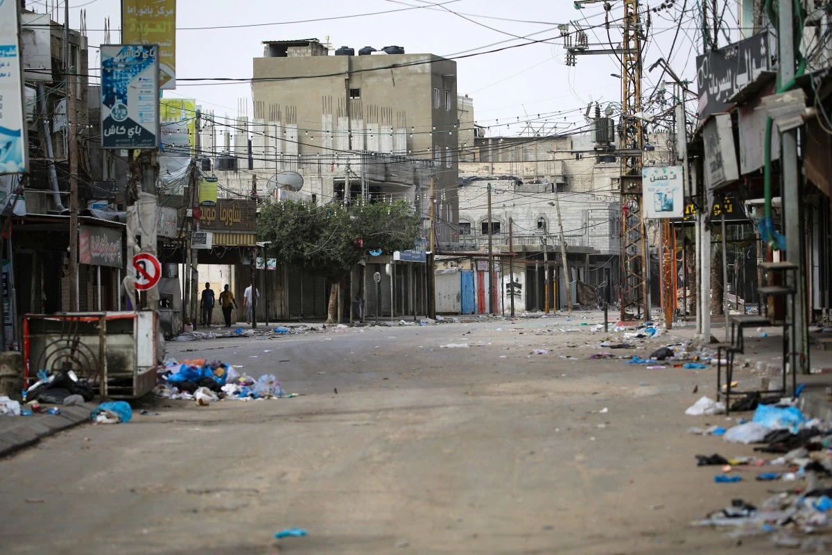 Des personnes marchent dans une rue presque déserte de Rafah, dans le sud de la bande de Gaza, le 11 mai 2023, dans le cadre du conflit entre Israël et le groupe militant Hamas. Les frappes israéliennes ont touché Gaza le 11 mai après de nouvelles critiques des États-Unis sur la conduite de la guerre et une mise en garde de l'ONU contre un désastre "épique" en cas d'invasion pure et simple de la ville surpeuplée de Rafah. (Photo par AFP)