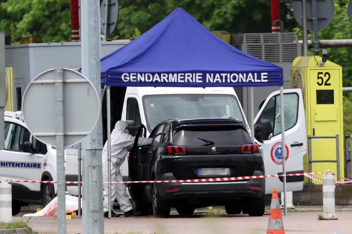 Attaque d'un fourgon pénitentiaire: l'enquête avance, les actions devant les prisons continuent