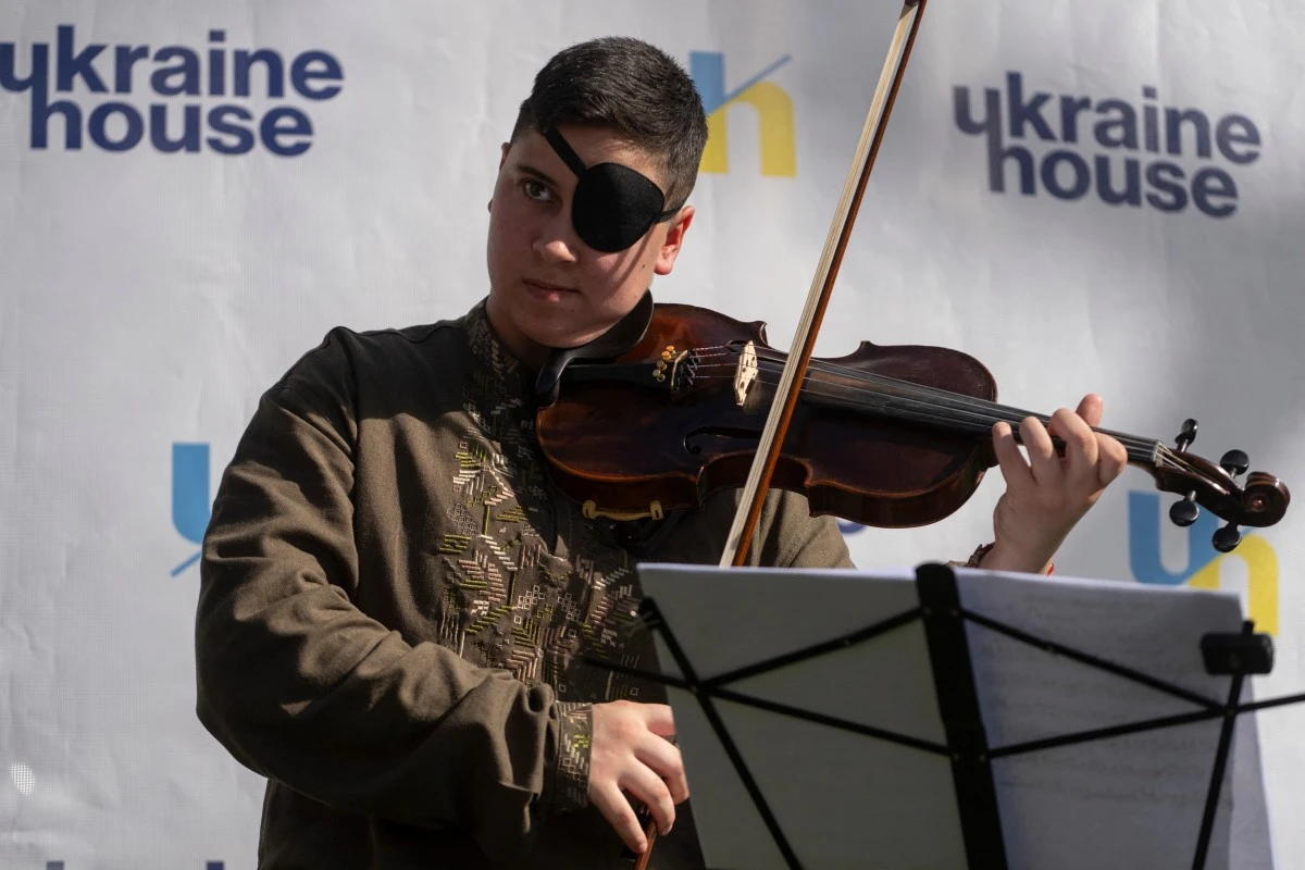 Olha Rukavishnikova, violoniste et membre de Cultural Forces, s'échauffe avant de se produire avec d'autres membres de son équipe devant un public à Washington, DC, le 21 mai 2024. (Photo Roberto Schmidt AFP)