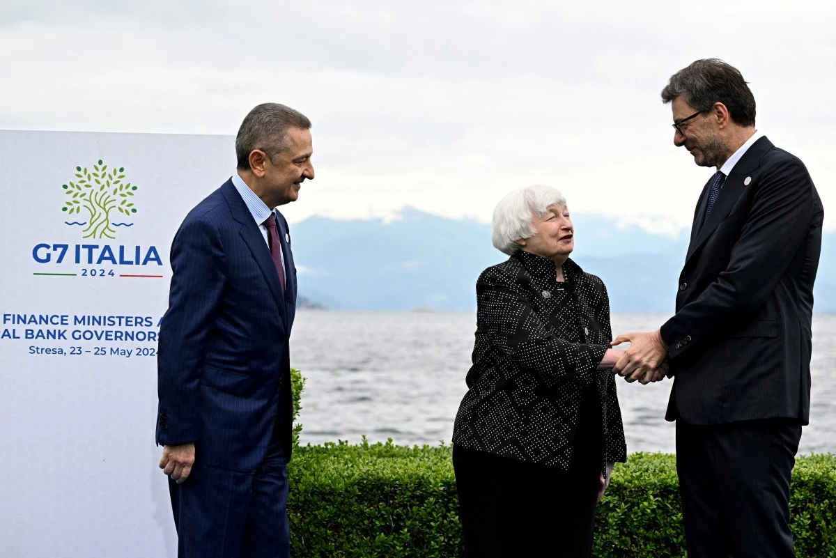 Le gouverneur de la Banque d'Italie Fabio Panetta (à gauche), le ministre italien de l'Économie et des Finances Giancarlo Giorgetti (à droite) et la secrétaire américaine au Trésor Janet Yellen posent en marge de la réunion des ministres des Finances du G7 à Stresa, le 24 mai 2024. (Photo Gabriel Bouys AFP)