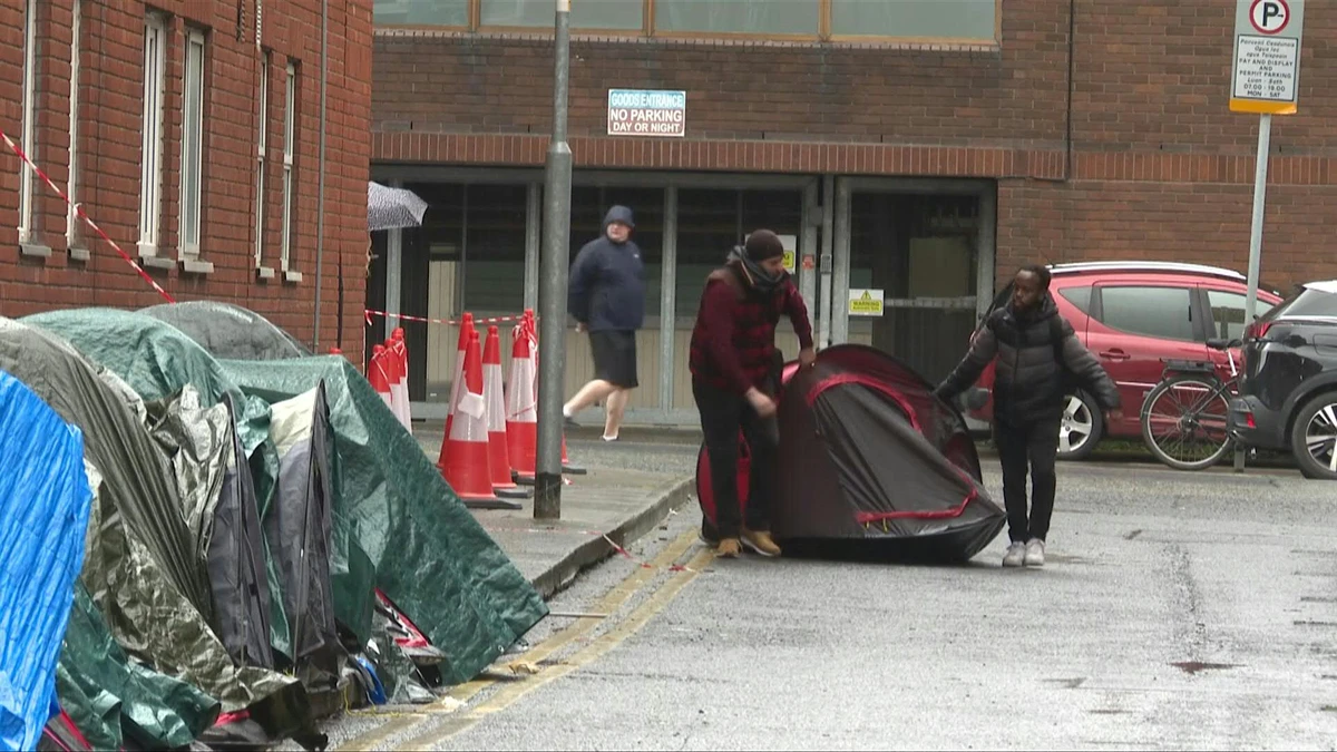 Royaume-Uni: Premiers migrants arrêtés avant leur expulsion vers le Rwanda, d'autres campent à Dublin