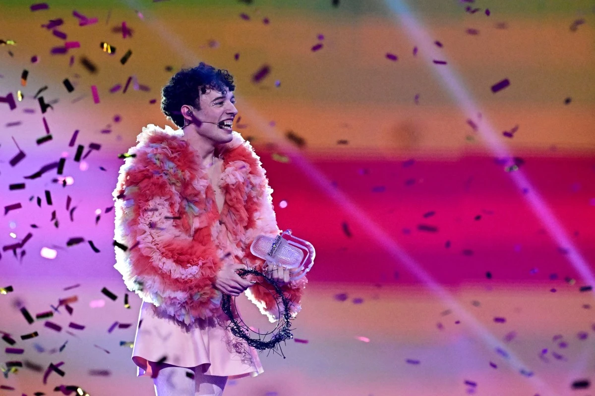 Retour en Suisse triomphal pour l'interprète Nemo après son sacre à l'Eurovision