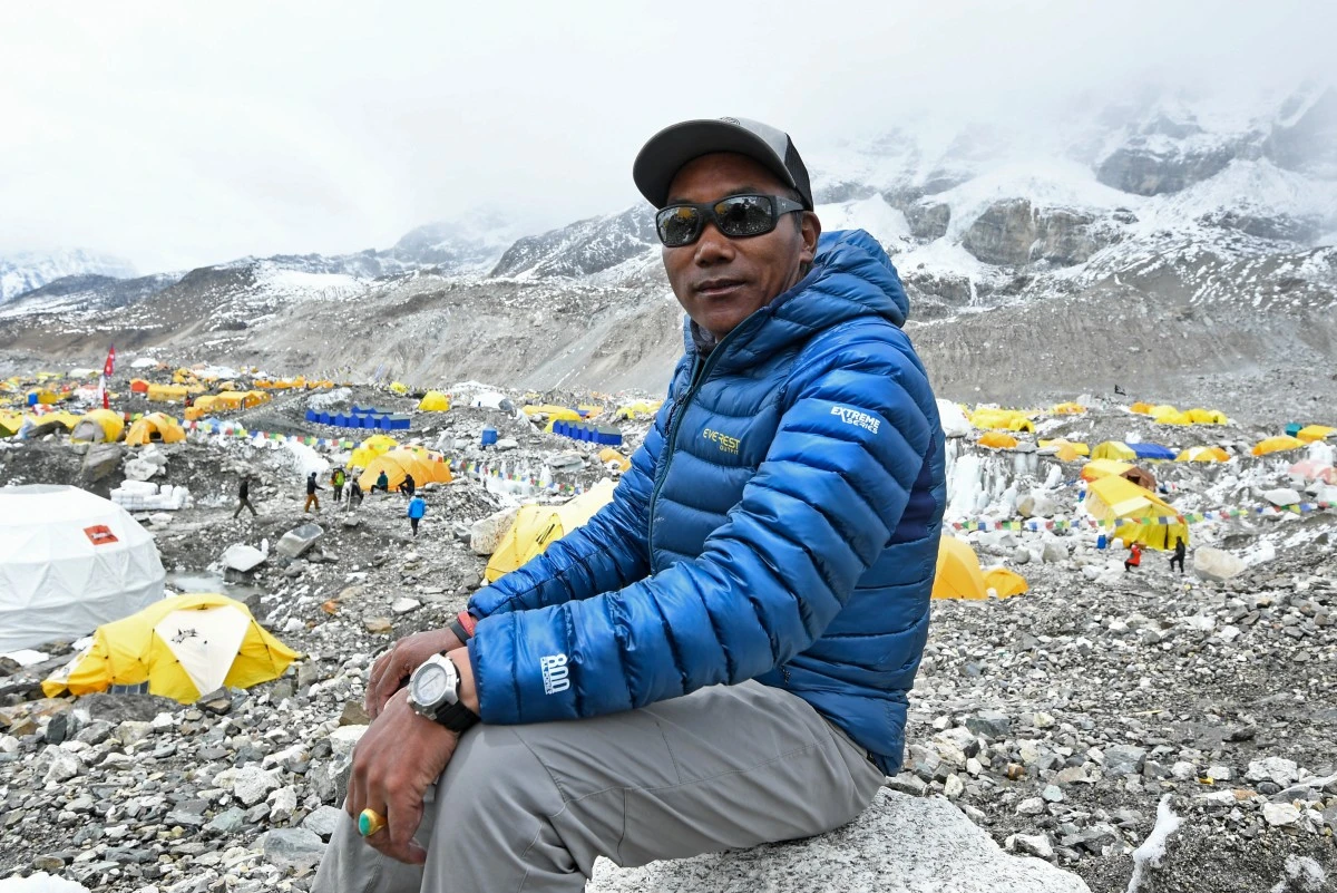 Le Népalais Kami Rita Sherpa au sommet de l'Everest pour la 30e fois, un record mondial