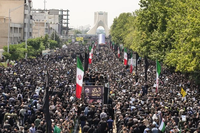Des personnes assistent au cortège funèbre du président iranien, Ebrahim Raïssi, à Téhéran, le 22 mai 2024. (AFP)