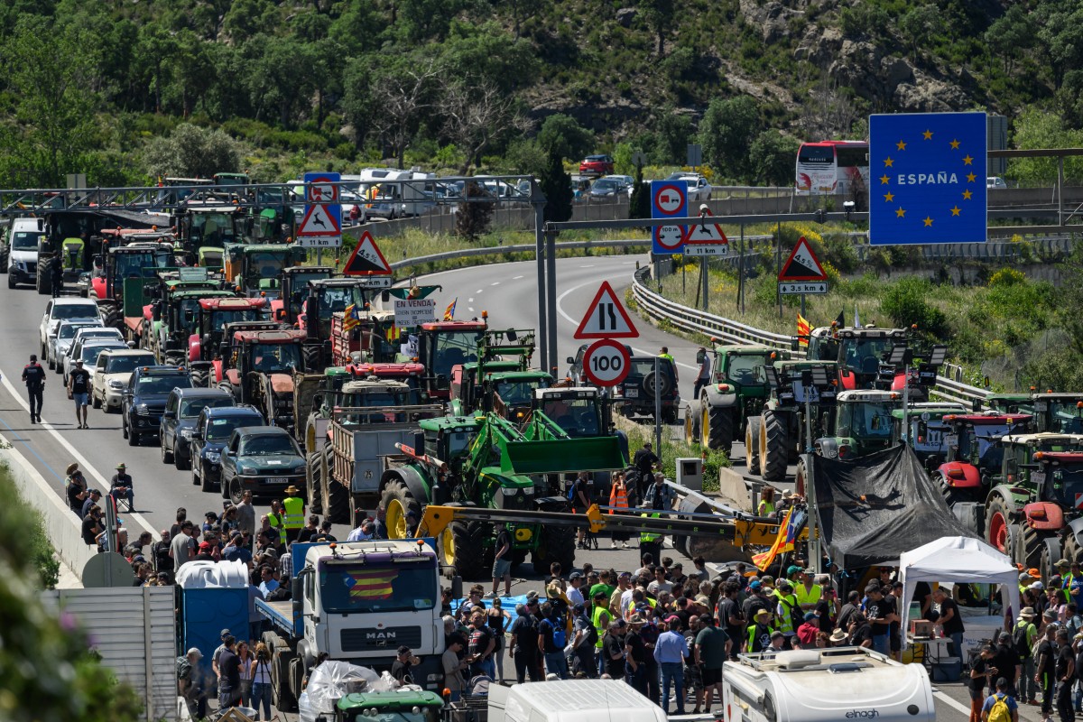 Les agriculteurs lèvent leur blocage frontalier, reprise progressive du trafic