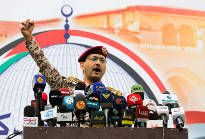 Le porte-parole militaire des Houthis, Yahya Sarea, scande des slogans à Sanaa, au Yémen, après avoir fait une déclaration sur les dernières attaques du groupe contre des navires américains et britanniques, ainsi que contre des navires commerciaux en mer Rouge. (REUTERS)