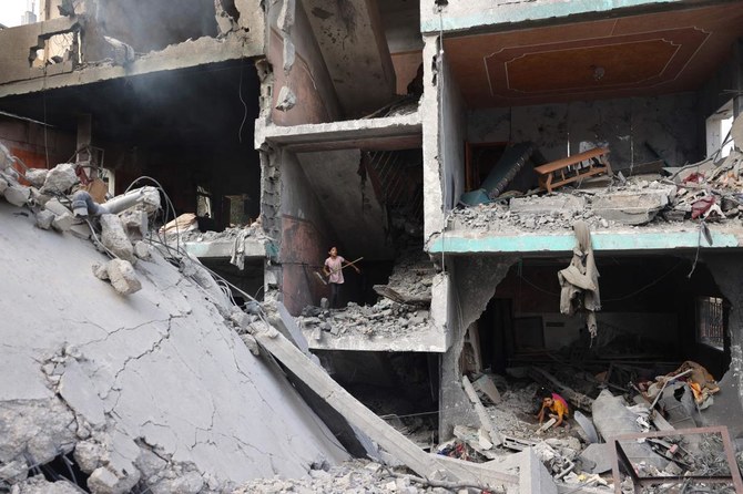 Des enfants palestiniens fouillent les décombres de leur maison un jour après une opération de l'armée israélienne dans le camp de Nuseirat, dans le centre de la bande de Gaza, le 9 juin 2024. (AFP)