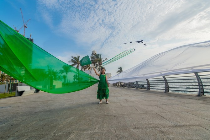 Une fille porte le drapeau saoudien lors du spectacle aérien organisé à l’occasion de la Fête nationale saoudienne. (Shutterstock)