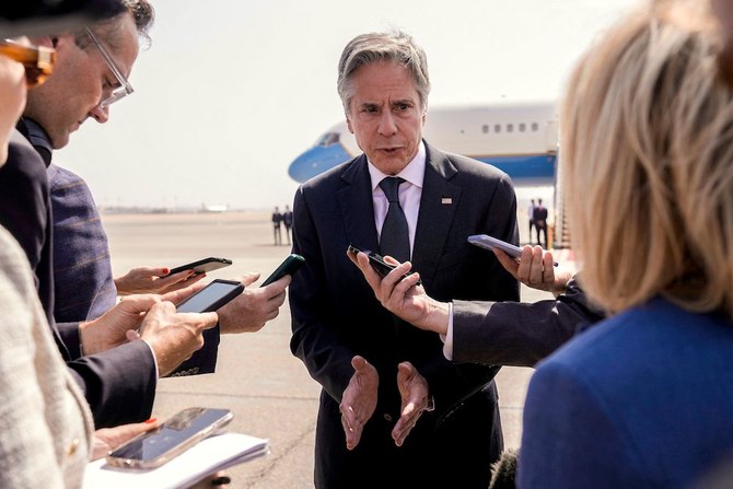Le secrétaire d'État américain Antony Blinken s'adresse aux journalistes après sa rencontre avec le président égyptien, à l'aéroport du Caire, le 10 juin 2024. M. Blinken est arrivé en Égypte au début d'une tournée régionale visant à promouvoir un cessez-le-feu très attendu à Gaza entre Israël et le Hamas. (AFP)