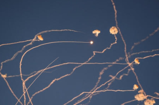 Interception de roquettes lancées du Liban vers Israël par la frontière, dans le cadre des hostilités transfrontalières entre le Hezbollah et les forces israéliennes, près de la frontière israélienne avec le Liban, le 27 juin 2024. (Reuters)