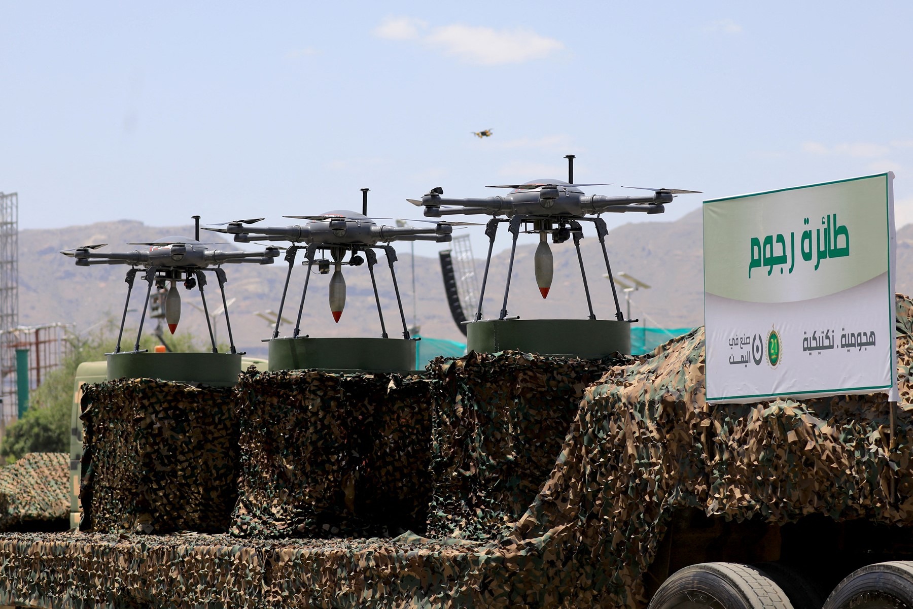 Des drones sont exposés à l'arrière d'un véhicule lors d'un défilé militaire officiel marquant le neuvième anniversaire de la prise de contrôle de la capitale, Sanaa, par les Huthis, le 21 septembre 2023. (Photo Mohammed Huwais AFP)