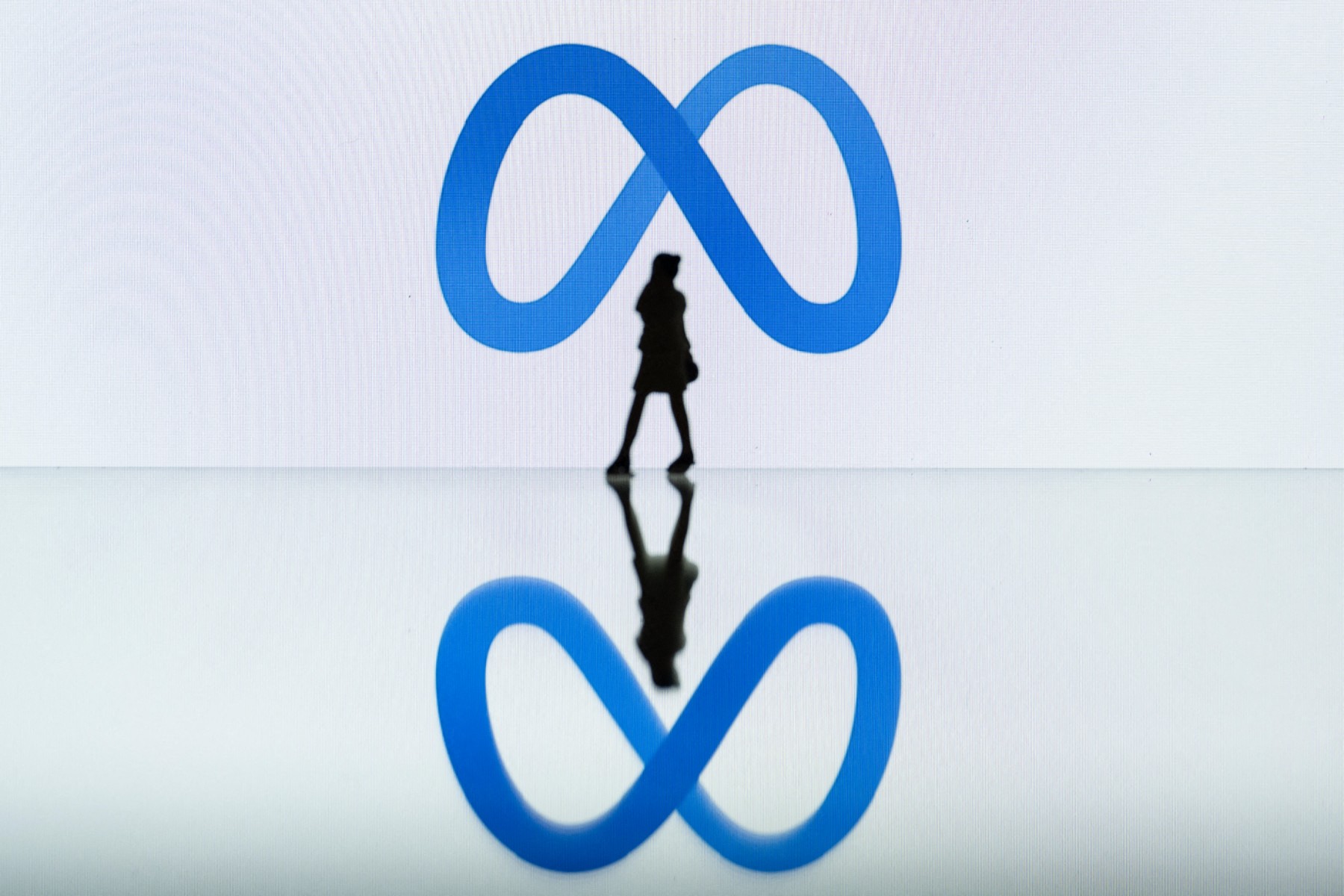 Cette photo prise à Mulhouse, dans l'est de la France, le 19 octobre 2023, montre une figurine à côté du logo Meta. (Photo par Sebastien Bozon AFP)