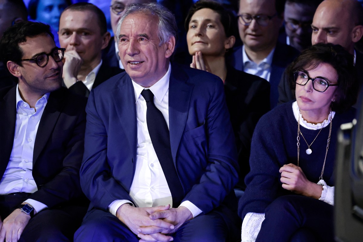 Le président du Mouvement démocrate (MoDem) et maire de Pau François Bayrou (au centre), entouré du ministre français des Affaires étrangères et européennes Stéphane Sejourne (à droite) et de la ministre française de la Culture Rachida Dati (à droite), assiste au dernier meeting de campagne du groupe français Renouveau (Renaissance), Valérie Hayer, candidate principale du parti Modem et Horizons aux élections européennes, à Aubervilliers, dans la banlieue nord-est de Paris, le 1er juin 2024, avant les prochaines élections européennes. (Photo Stephane De Sakutin AFP)