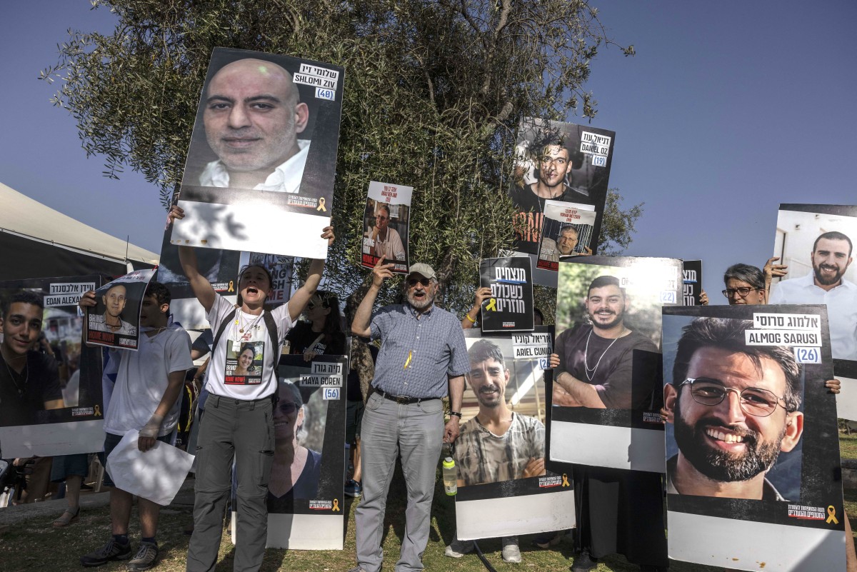 Des parents et amis d'Israéliens pris en otage par des militants palestiniens du Hamas dans la bande de Gaza se rassemblent pour écouter le ministre israélien des Finances lors d'un rassemblement dans le centre de Jérusalem, le 3 juin 2024. (Photo Menahem Kahana AFP)