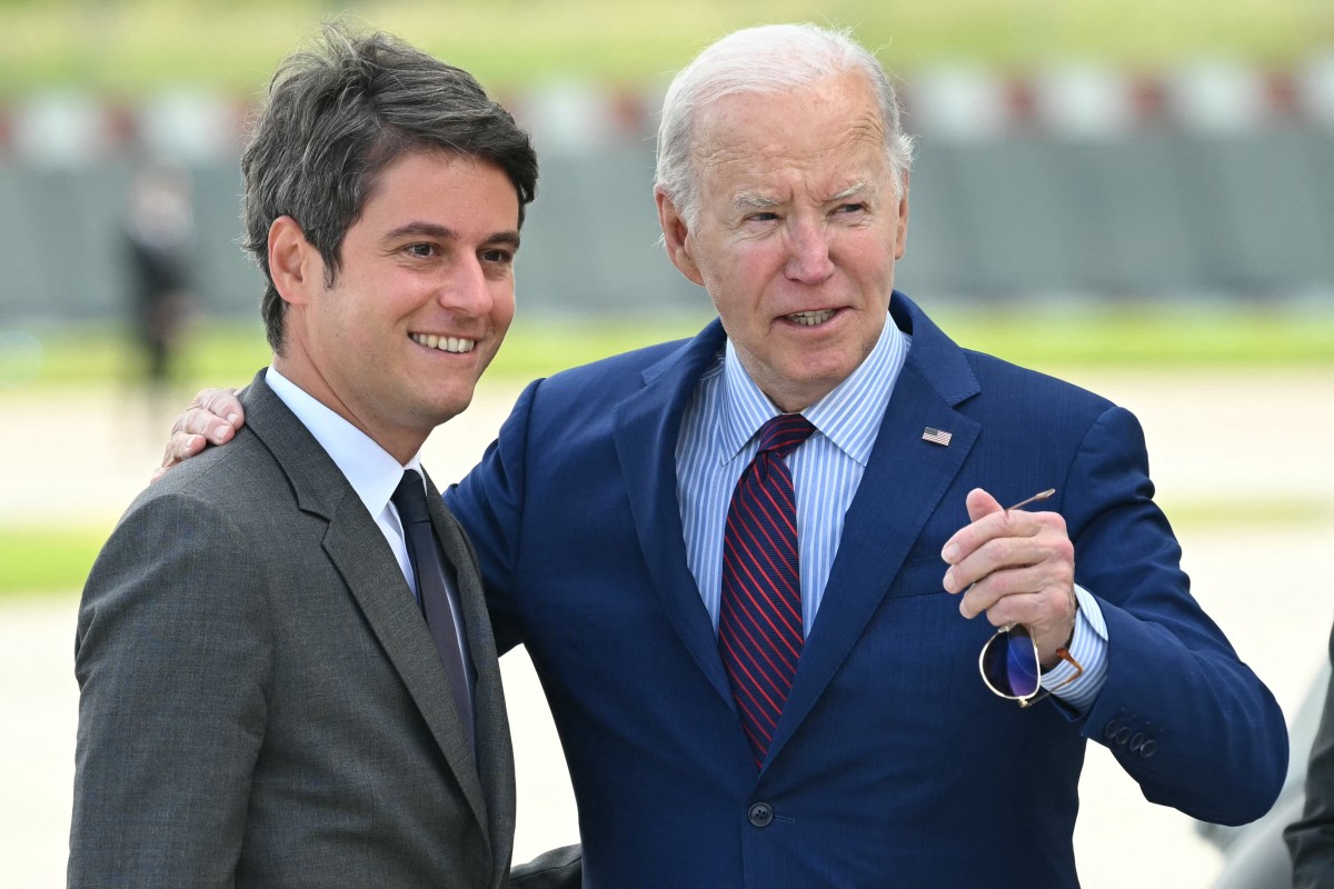 Le président Joe Biden est accueilli par le Premier ministre français Gabriel Attal à son arrivée à l'aéroport d'Orly, près de Paris, le 5 juin 2024, alors qu'il voyage pour commémorer le 80e anniversaire du Jour J. (Photo Saul Loeb AFP)