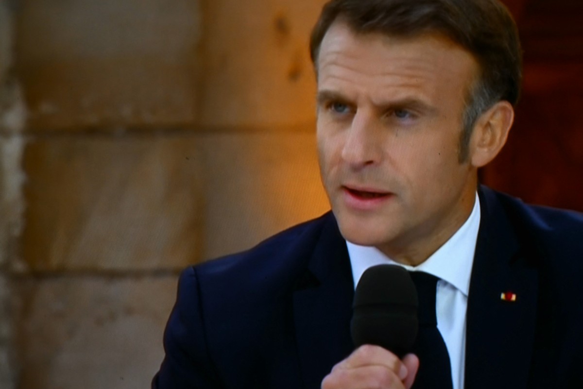 Le président français Emmanuel Macron apparaît sur un écran alors qu'il s'adresse au public lors d'une interview télévisée à Caen, dans le nord-ouest de la France, le 6 juin 2024, axée sur la prochaine élection du Parlement européen et la situation internationale. (Photo par Sebastien Bozon AFP)