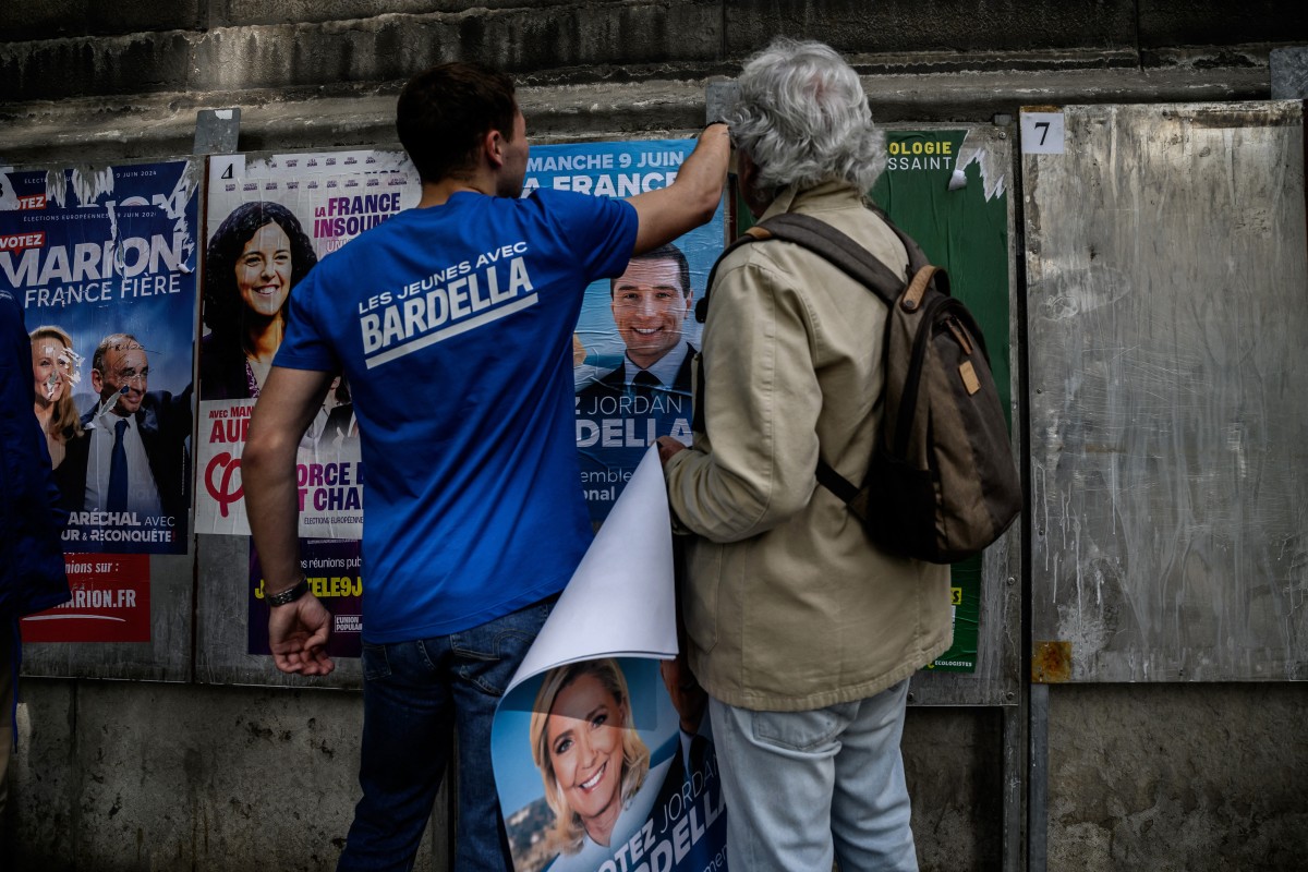 Des bénévoles du parti d'extrême droite français Rassemblement national (RN) collent des affiches de campagne du président du parti et principal candidat aux élections européennes, Jordan Bardella, à Lyon le 6 mai 2024, avant les élections européennes du 9 juin. (Photo Jeff Pachoud AFP)