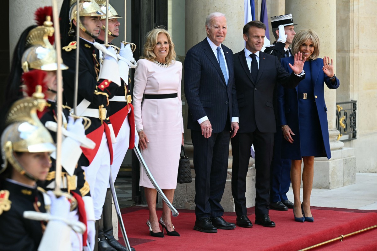 Le président américain Joe Biden (au centre), entouré de la première dame américaine Jill Biden (centre-gauche), du président français Emmanuel Macron (2e à droite) et de l'épouse du président français Brigitte Macron (à droite), pose à son arrivée avant une réunion bilatérale dans le cadre de sa visite d'État en France, au palais présidentiel de l'Élysée à Paris, le 8 juin 2024. (Photo Saul Loeb AFP)