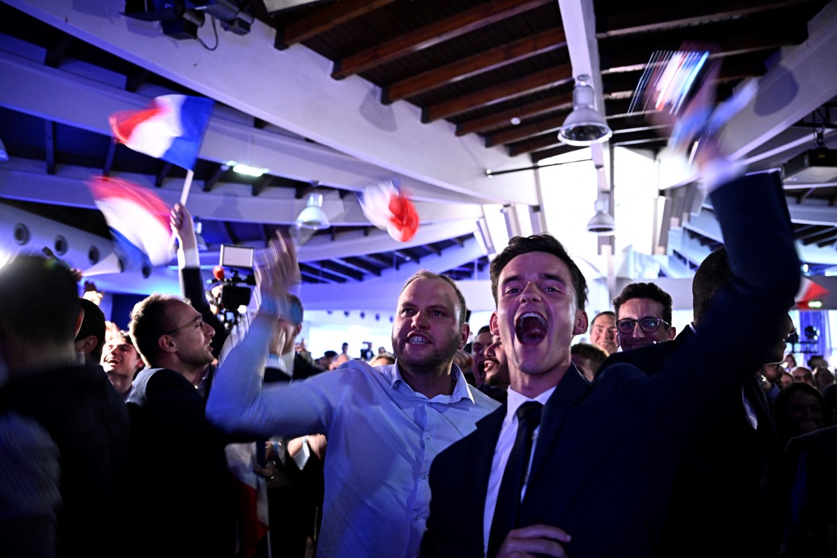 Des militants du RN fêtent l'annonce du président français de convoquer de nouvelles élections générales le 30 juin lors d'une soirée du Rassemblement national (RN), le dernier jour de l'élection du Parlement européen, au Pavillon Chesnaie du Roy à Paris, le 9 juin 2024. (Photo Julien De Rosa AFP)