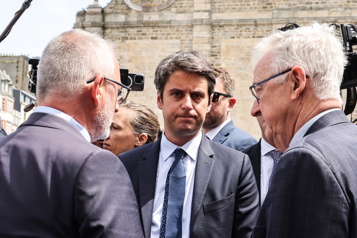 Législatives: Attal dans «l'action», négociations à gauche et guerre à droite